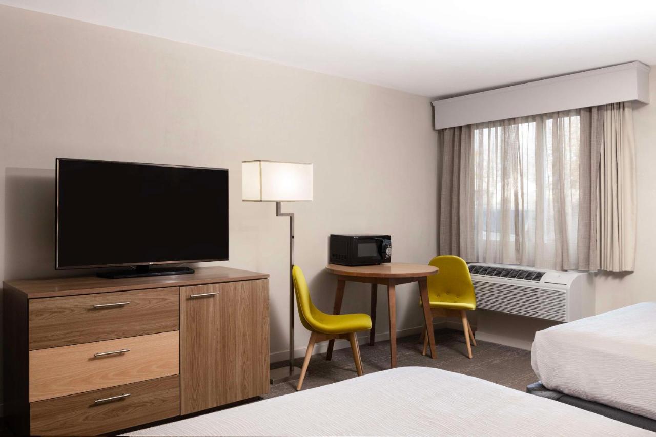 Queen Room with Two Queen Beds and Roll-In Shower - Disability Access at Aiden by Best Western Cape Cod - West Yarmouth