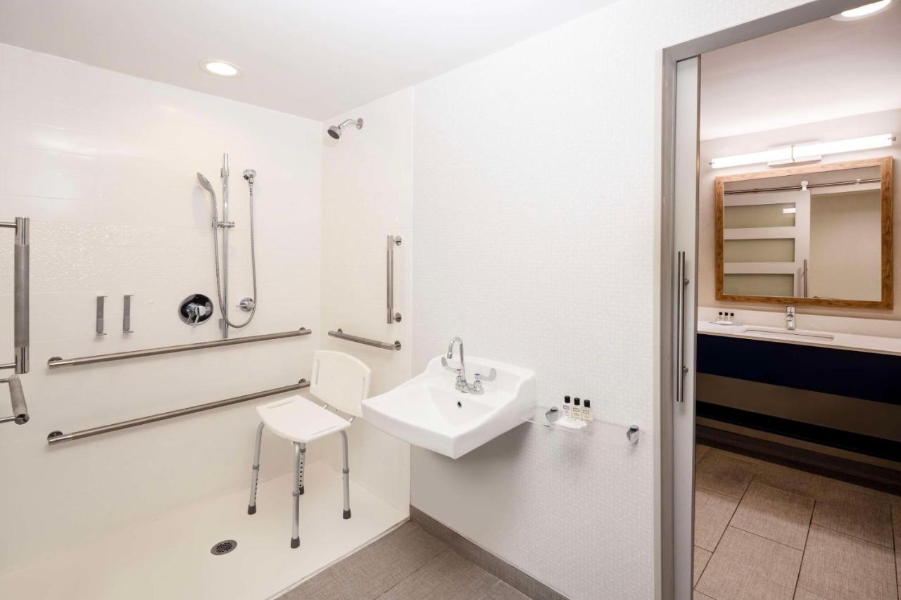 Queen Room with Two Queen Beds and Roll-In Shower - Disability Access at Aiden by Best Western Cape Cod - West Yarmouth