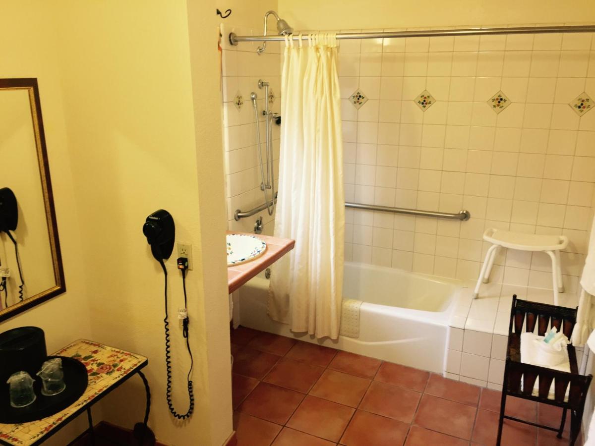 Queen Room - Disability Access - Non-Smoking at Best Western Rose Garden Inn
