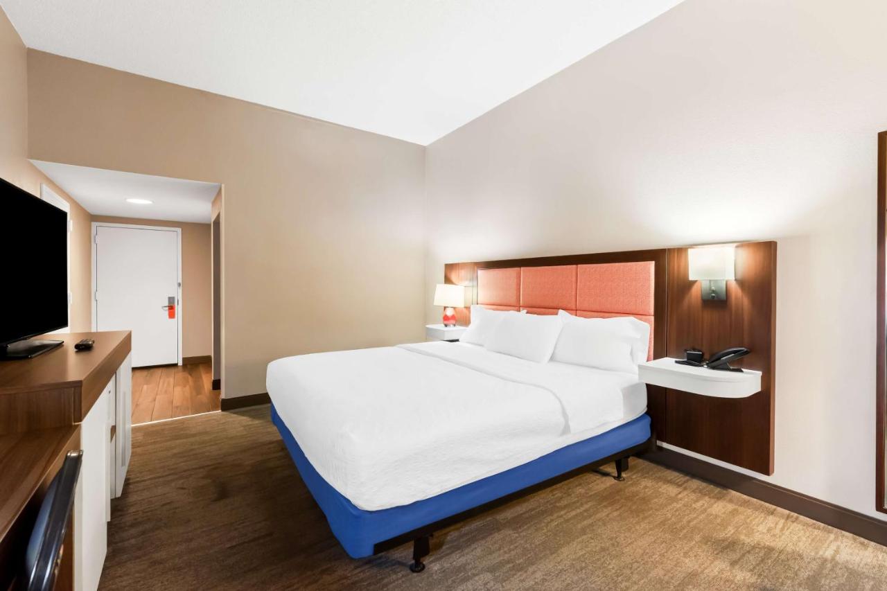 | Hampton Inn Pennsville