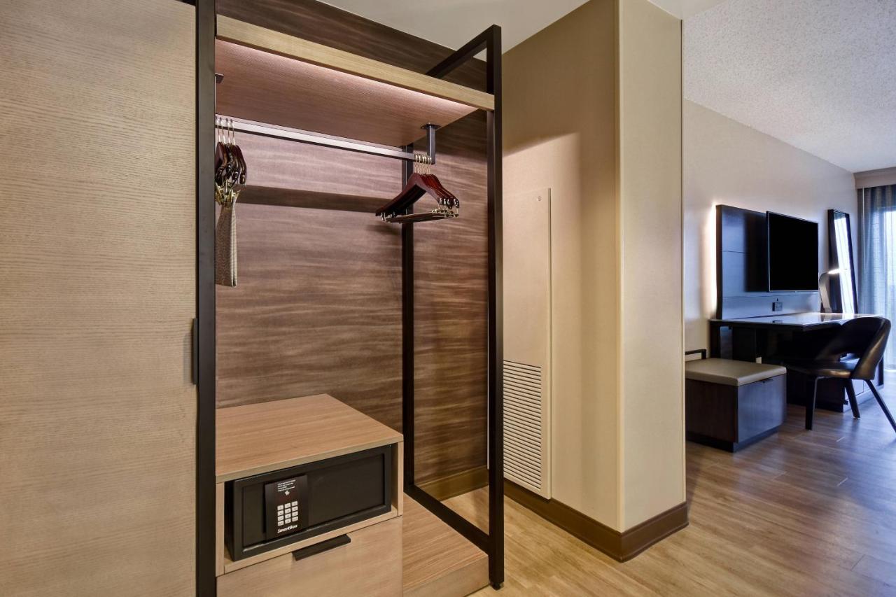 King Room with Golf View - Hearing Accessible at Dallas/Ft. Worth Marriott Hotel & Golf Club Champions Circle