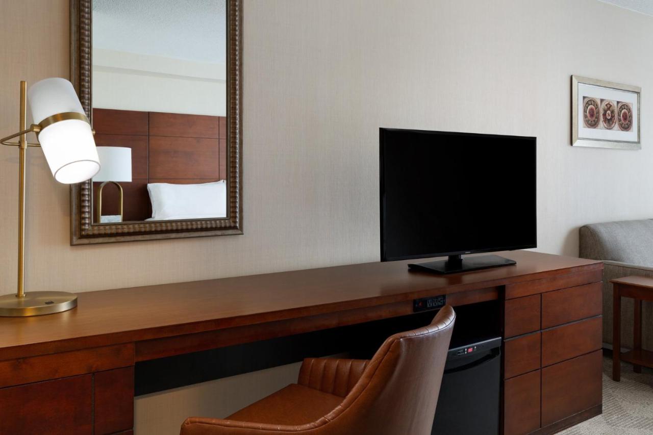 King Room with Sofa Bed - Non-Smoking at Holiday Inn National Airport/Crystal City by IHG