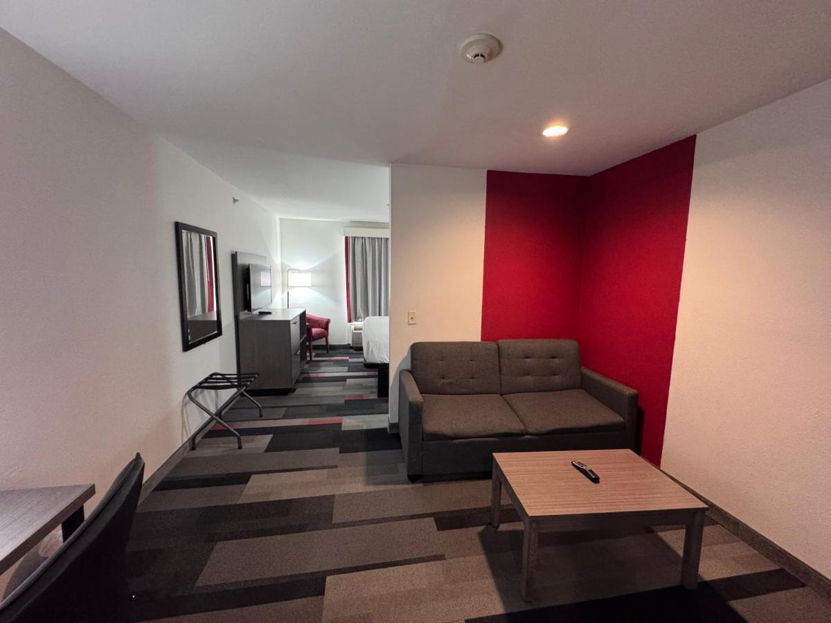 King Studio with Sofa Bed at Ramada by Wyndham Sparta/At Speedway
