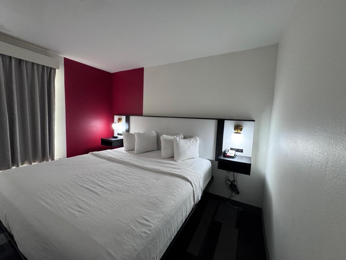 King Studio with Sofa Bed at Ramada by Wyndham Sparta/At Speedway