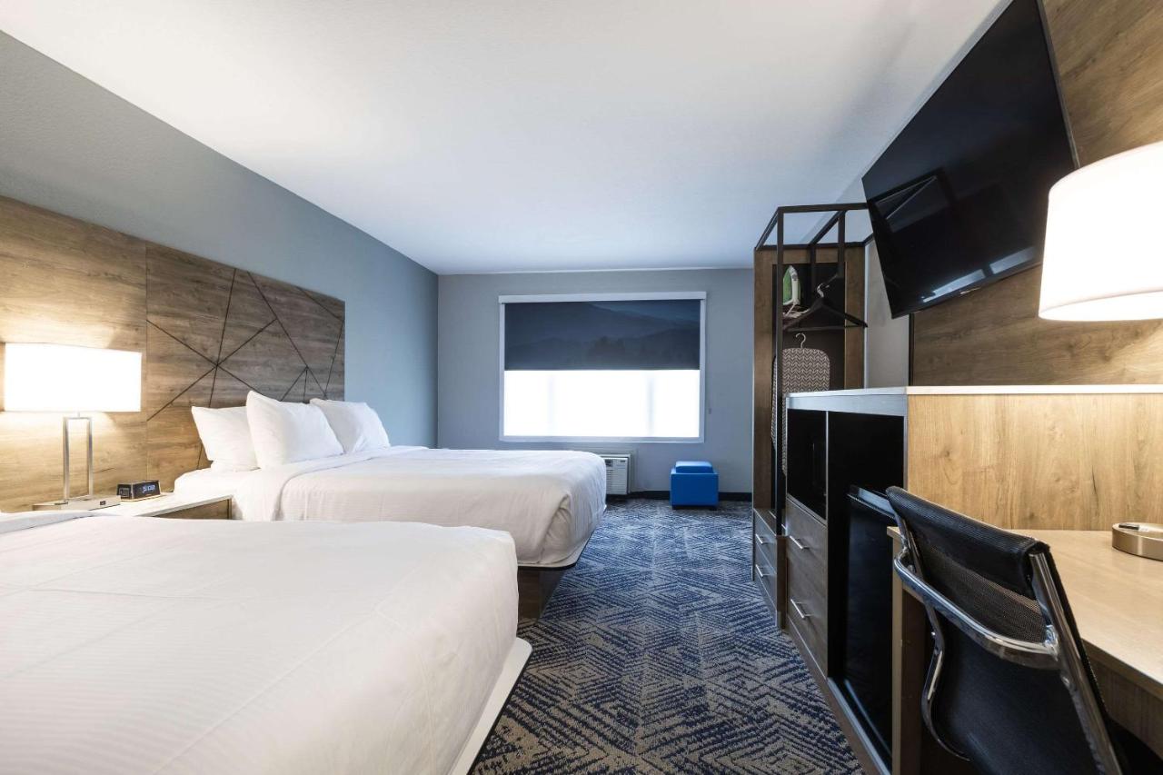 Queen Room with Two Queen Beds - Non-Smoking at Rodeway Inn & Suites near Outlet Mall - Asheville