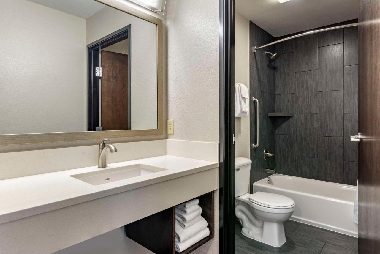 | Comfort Inn & Suites Tualatin - Lake Oswego South