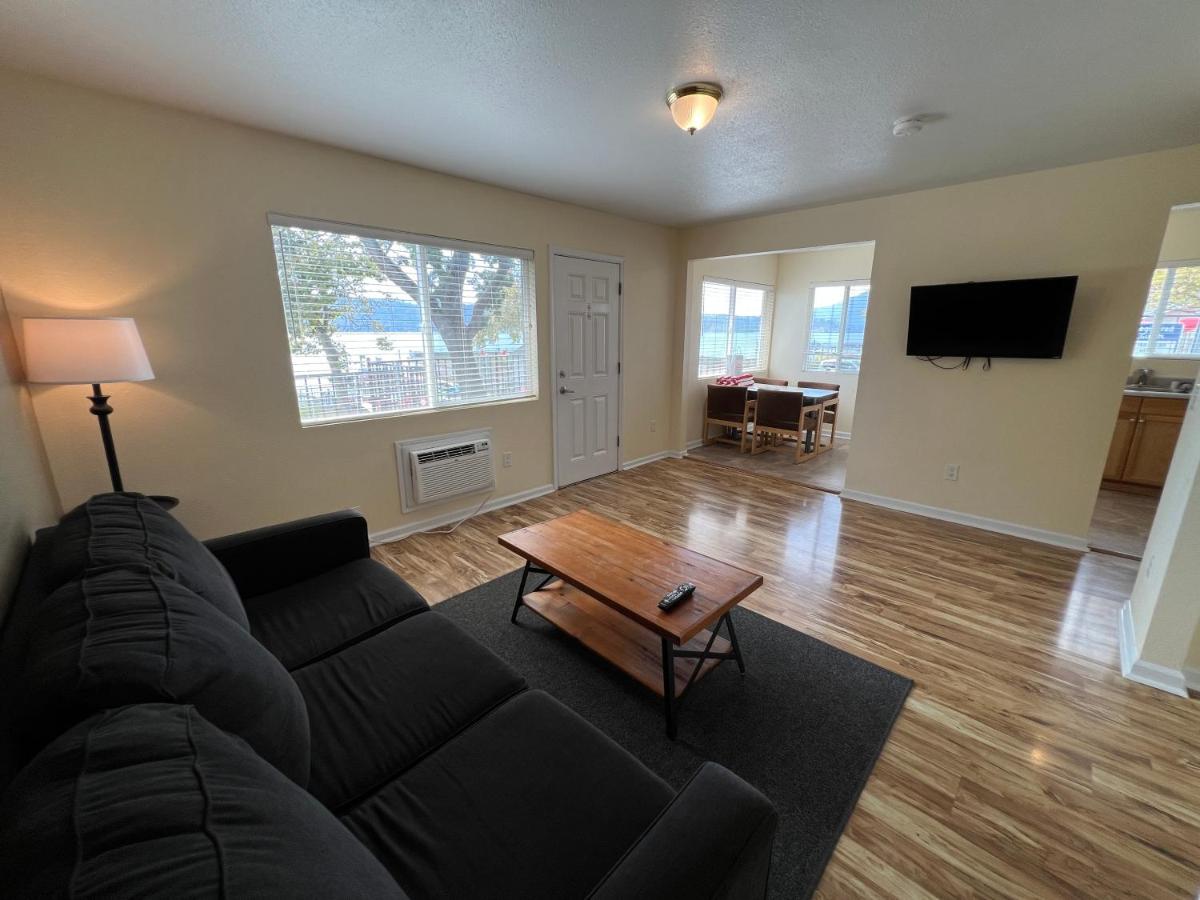 Deluxe Queen Suite at Clear Lake Cottages & Marina
