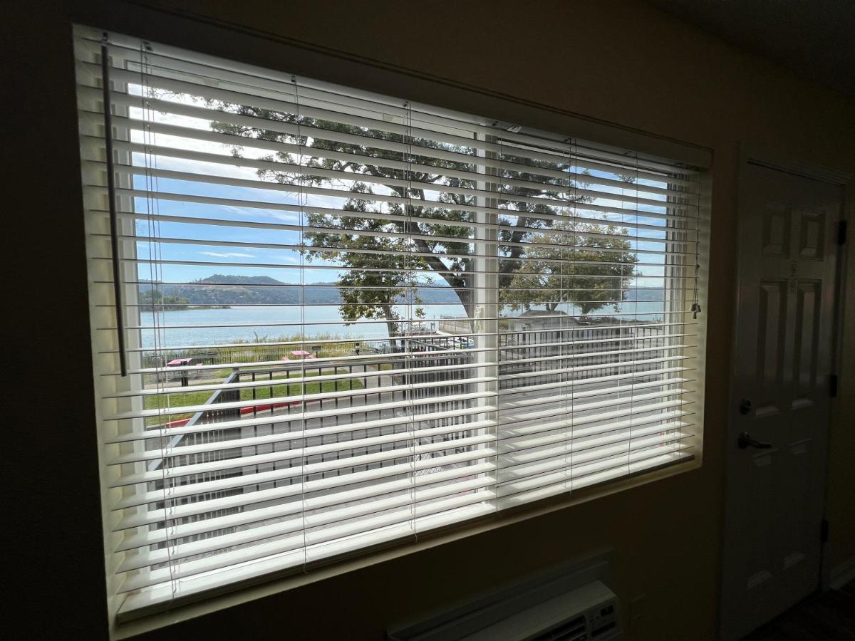 Deluxe Queen Suite at Clear Lake Cottages & Marina