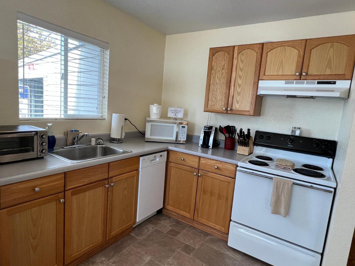 Deluxe Queen Suite at Clear Lake Cottages & Marina