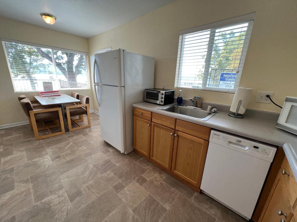Deluxe Queen Suite at Clear Lake Cottages & Marina