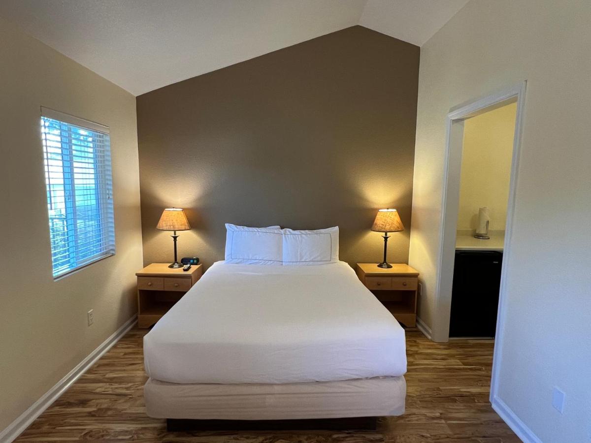 Queen Studio at Clear Lake Cottages & Marina