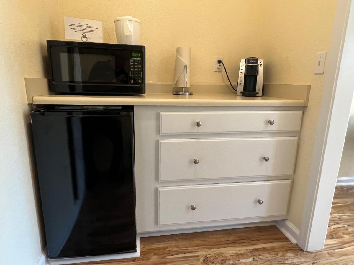 Queen Studio at Clear Lake Cottages & Marina