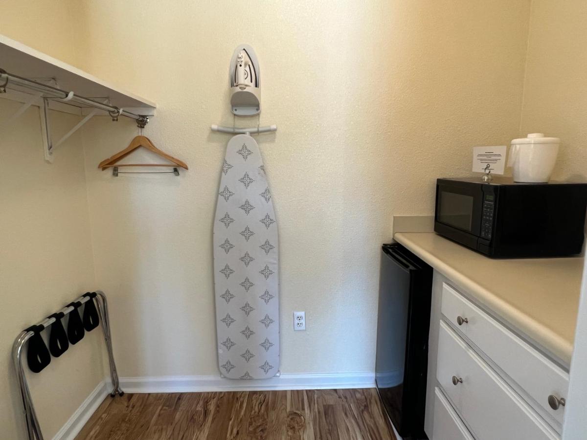 Queen Studio at Clear Lake Cottages & Marina