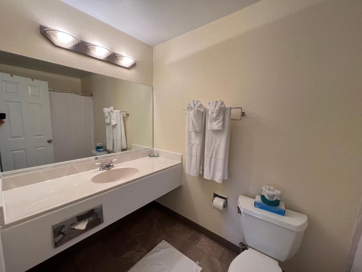 Queen Studio at Clear Lake Cottages & Marina
