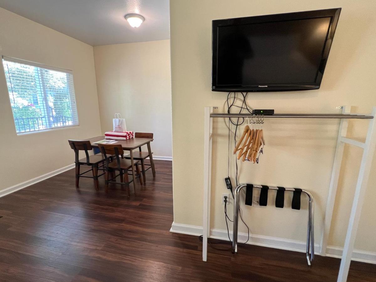 Queen Studio - Disability Access at Clear Lake Cottages & Marina