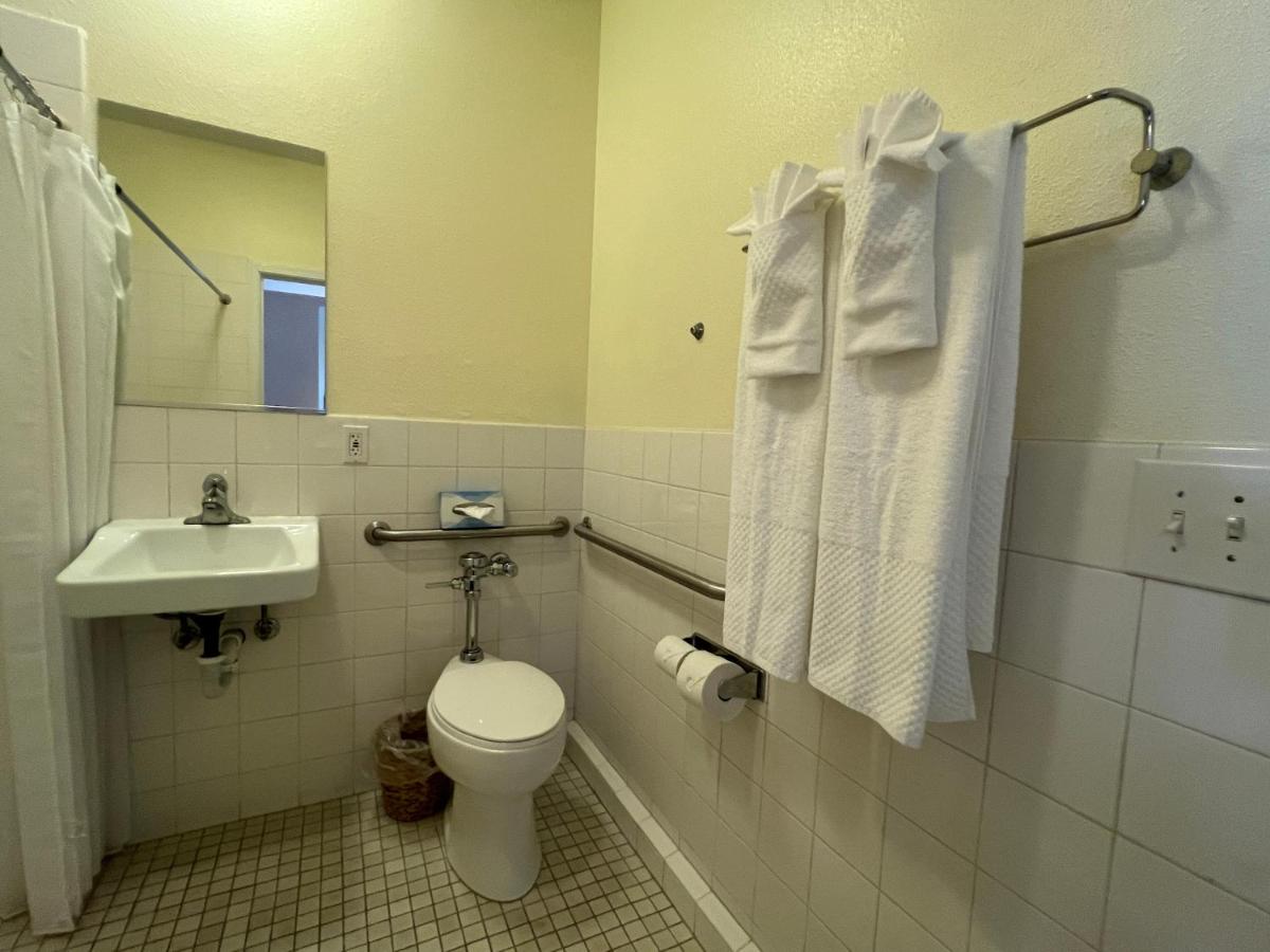 Queen Studio - Disability Access at Clear Lake Cottages & Marina