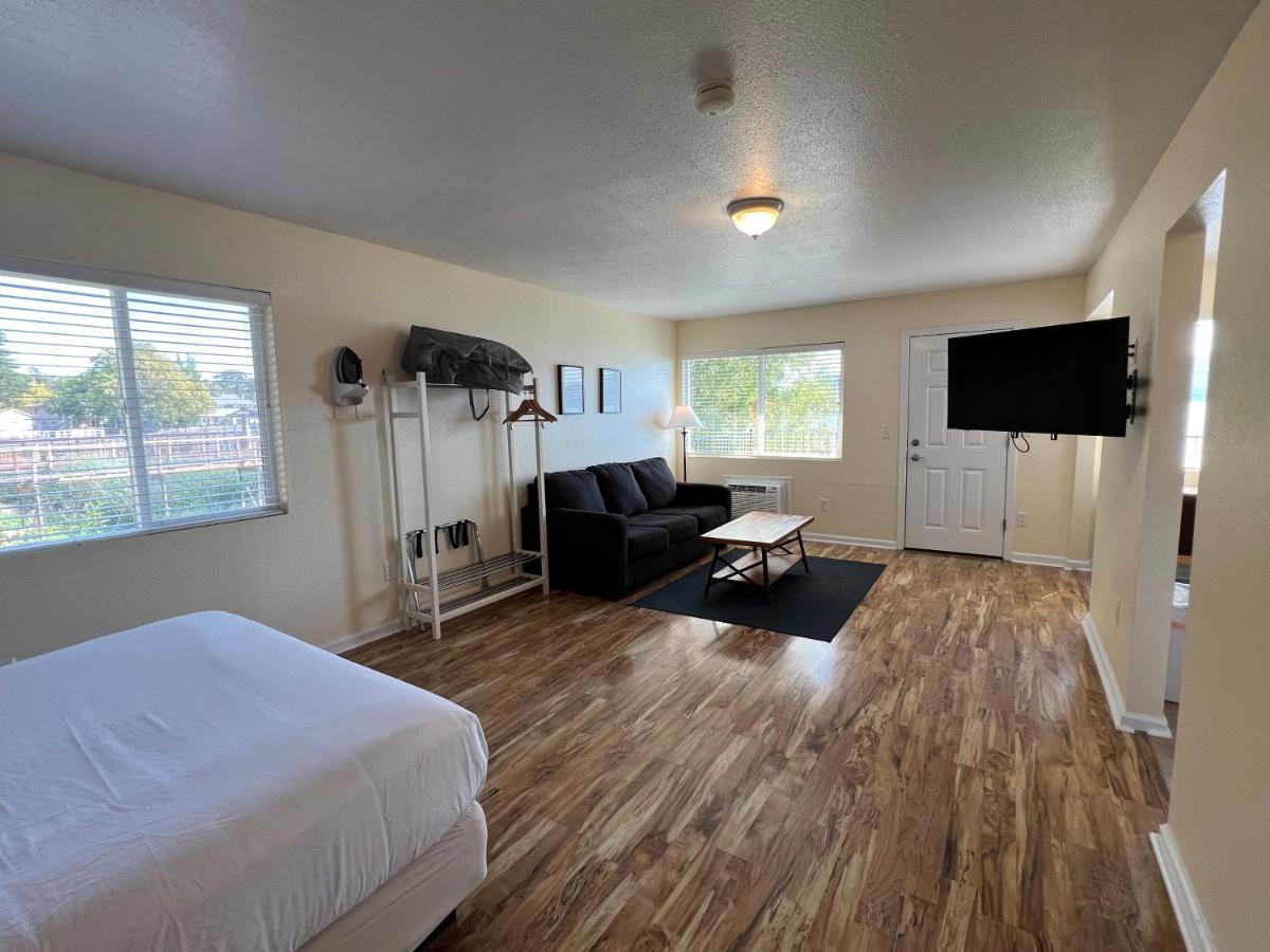 Queen Suite at Clear Lake Cottages & Marina