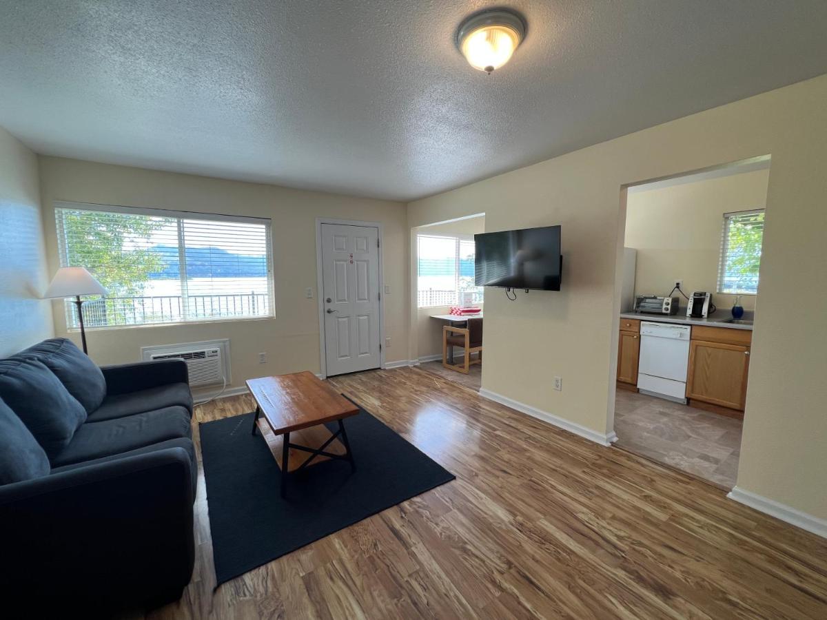 Queen Suite at Clear Lake Cottages & Marina