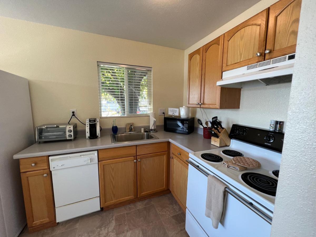 Queen Suite at Clear Lake Cottages & Marina