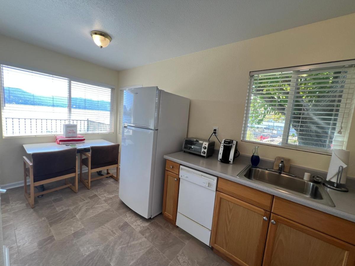 Queen Suite at Clear Lake Cottages & Marina