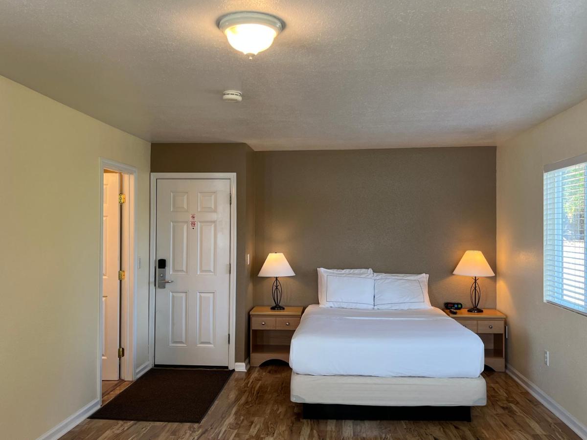 Queen Suite at Clear Lake Cottages & Marina