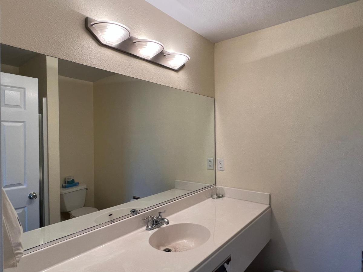 Queen Suite at Clear Lake Cottages & Marina