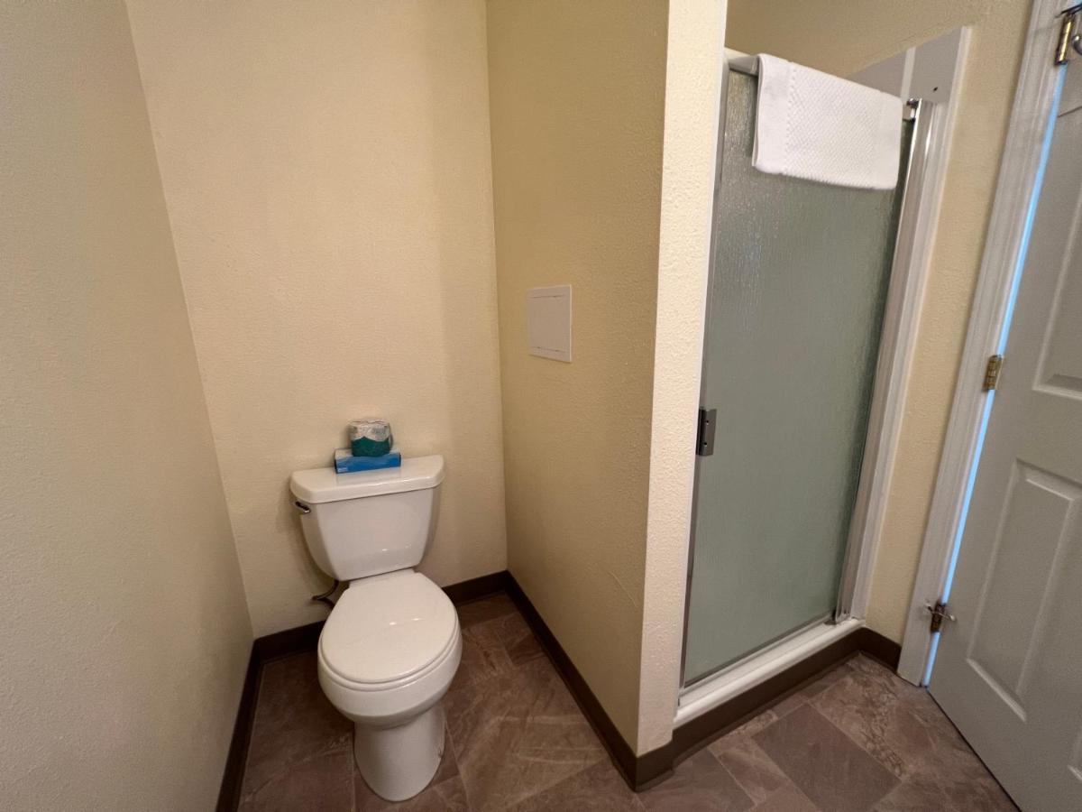 Queen Suite at Clear Lake Cottages & Marina