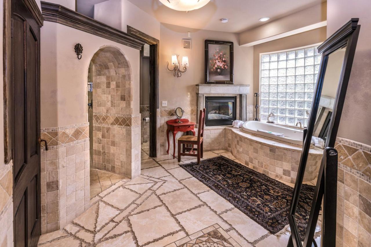 | Adobe Grand Villas
