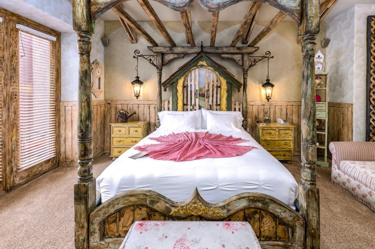 | Adobe Grand Villas