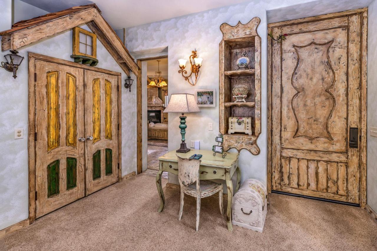 | Adobe Grand Villas