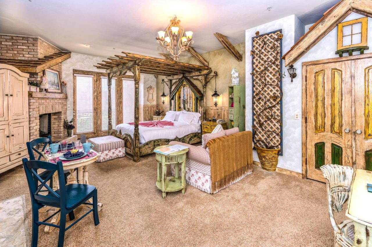 | Adobe Grand Villas
