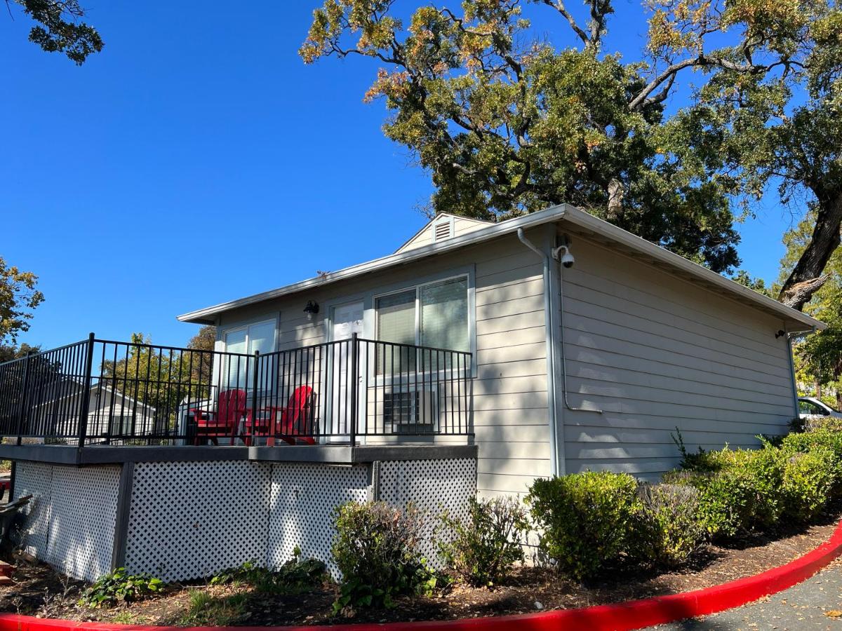 Deluxe Queen Suite at Clear Lake Cottages & Marina