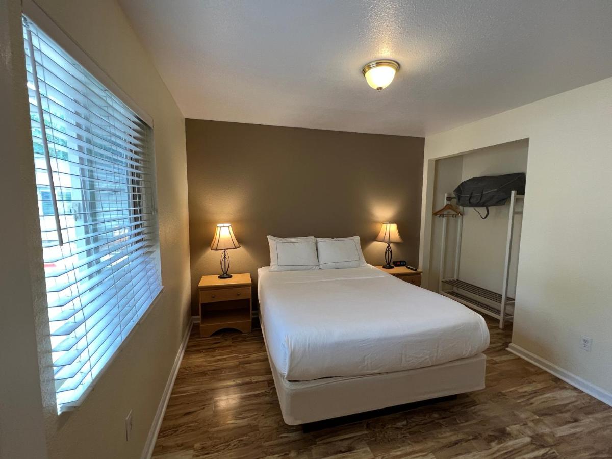 Deluxe Queen Suite at Clear Lake Cottages & Marina