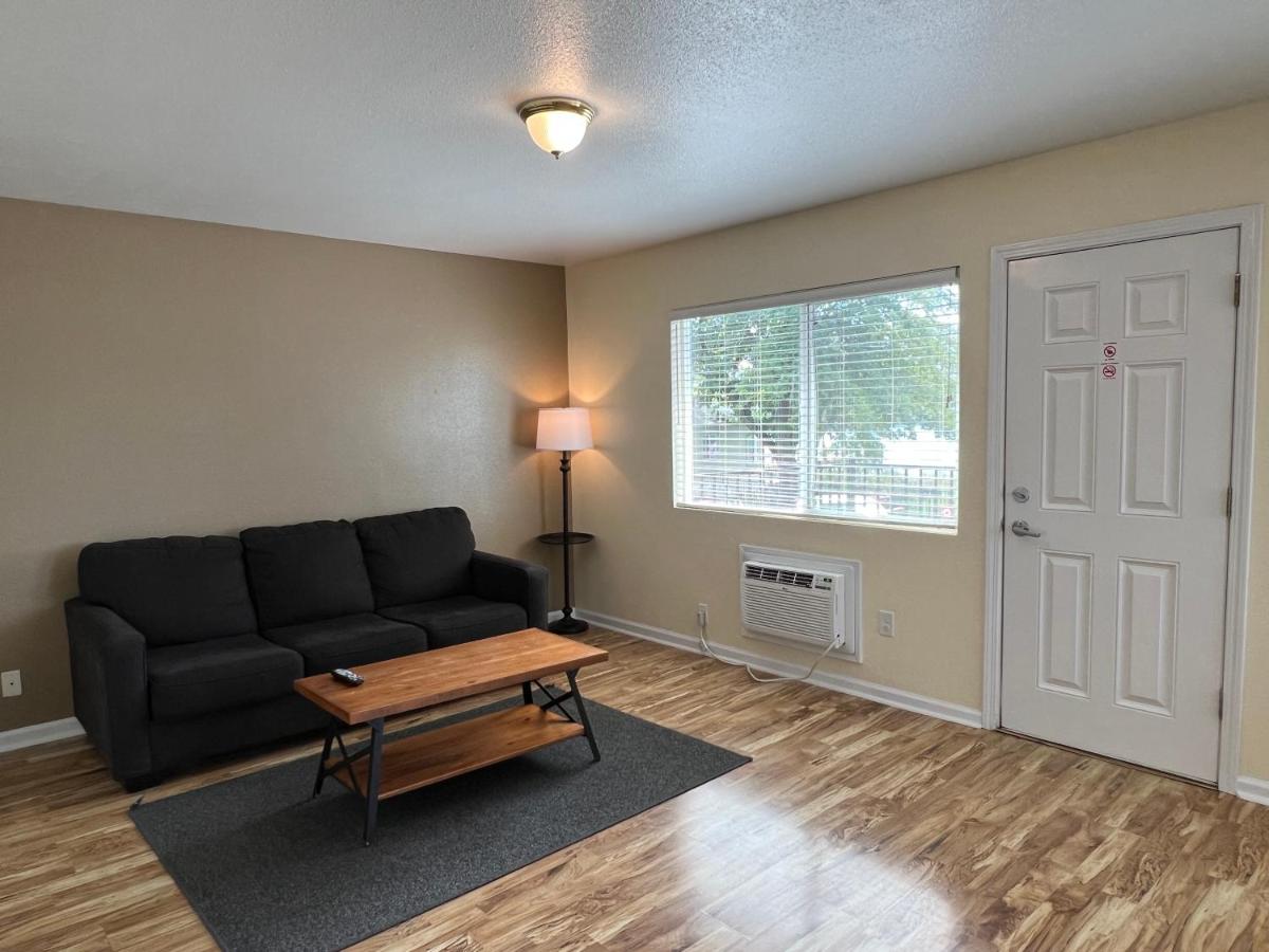 Deluxe Queen Suite at Clear Lake Cottages & Marina