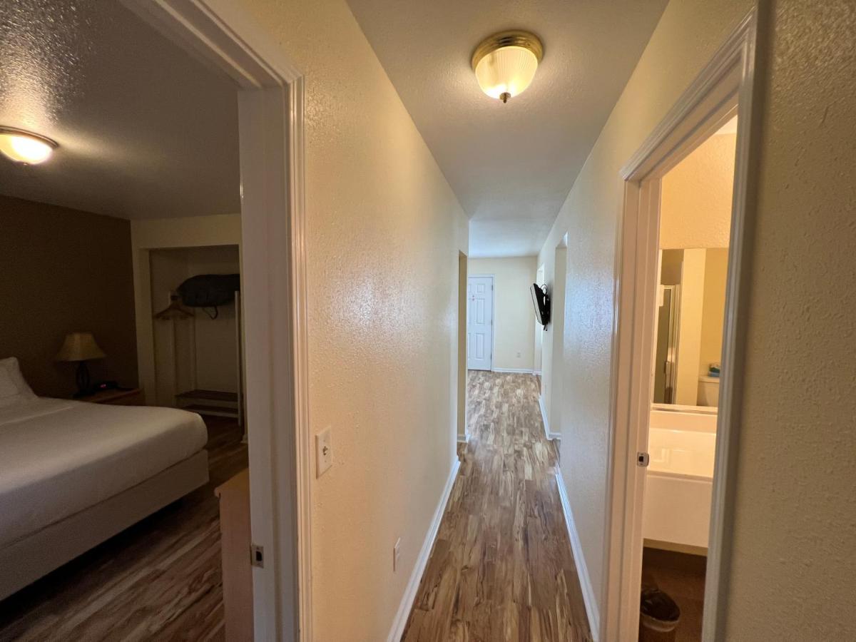Deluxe Queen Suite at Clear Lake Cottages & Marina