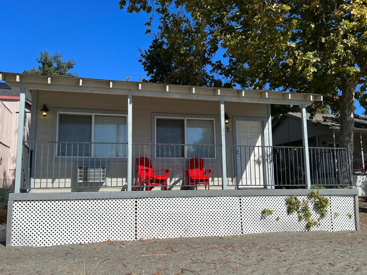 Deluxe Queen Studio at Clear Lake Cottages & Marina