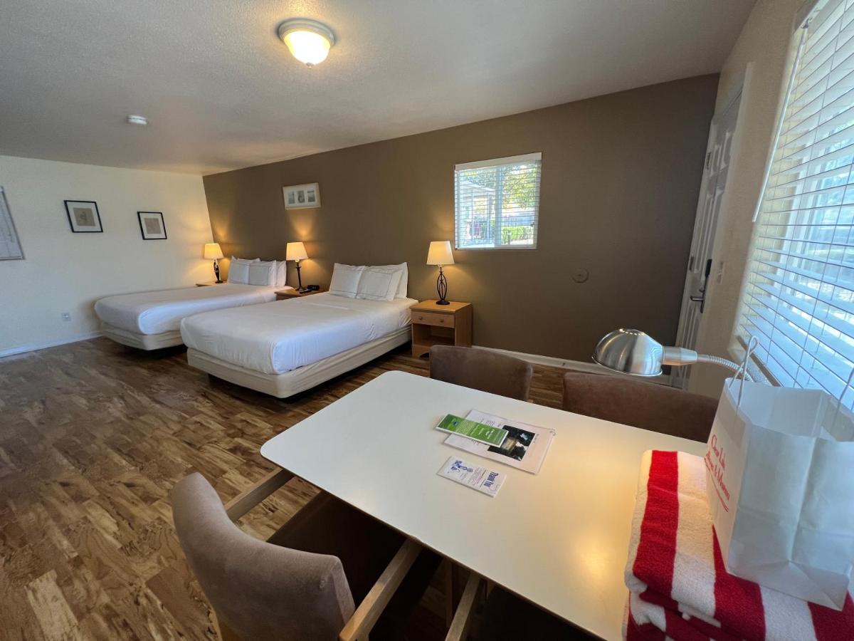 Deluxe Queen Studio at Clear Lake Cottages & Marina