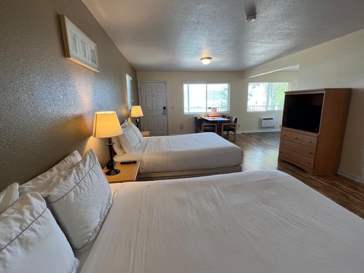Deluxe Queen Studio at Clear Lake Cottages & Marina