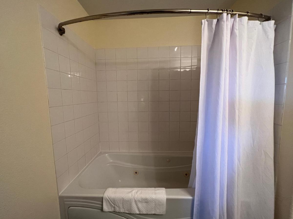 Deluxe Queen Studio at Clear Lake Cottages & Marina