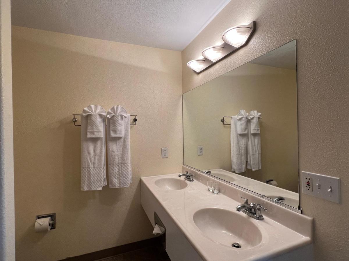 Deluxe Queen Studio at Clear Lake Cottages & Marina