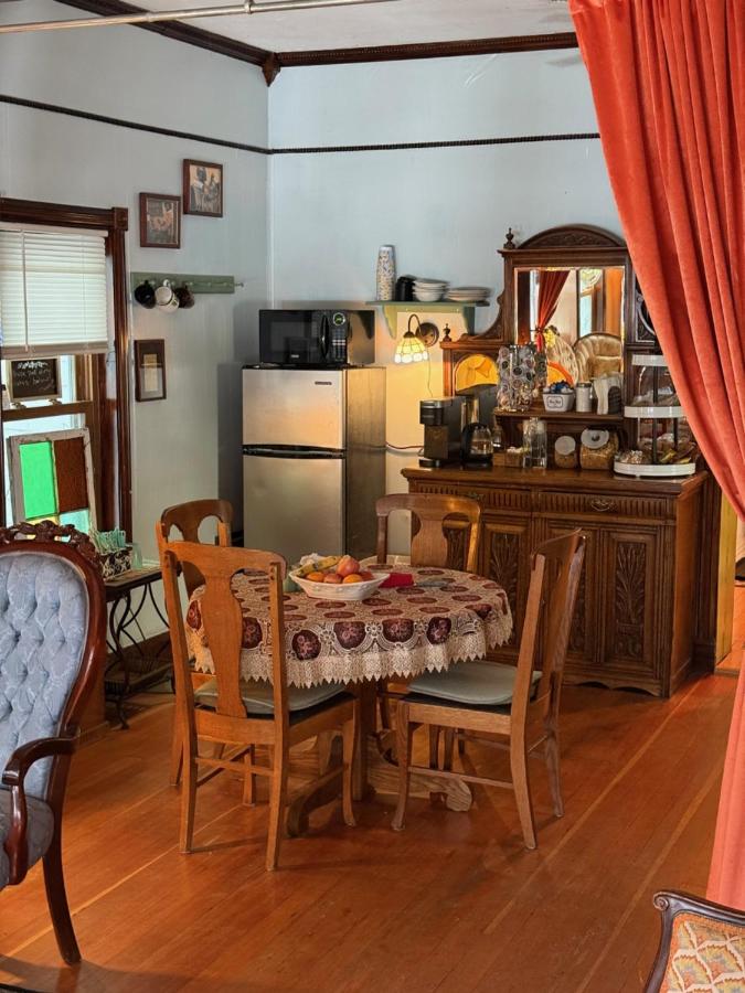 | Downtown B&B with Jacuzzi