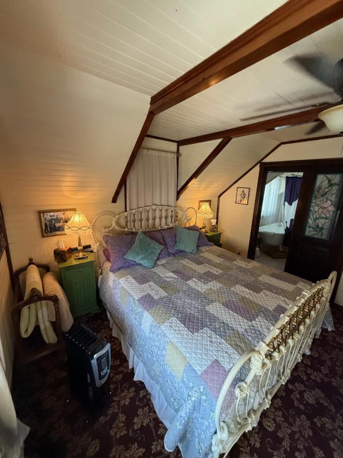 | Downtown B&B with Jacuzzi