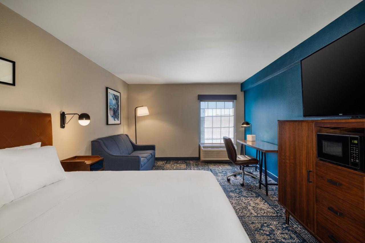 Guest room, 1 King, Sofa bed at Four Points by Sheraton Greensboro Airport