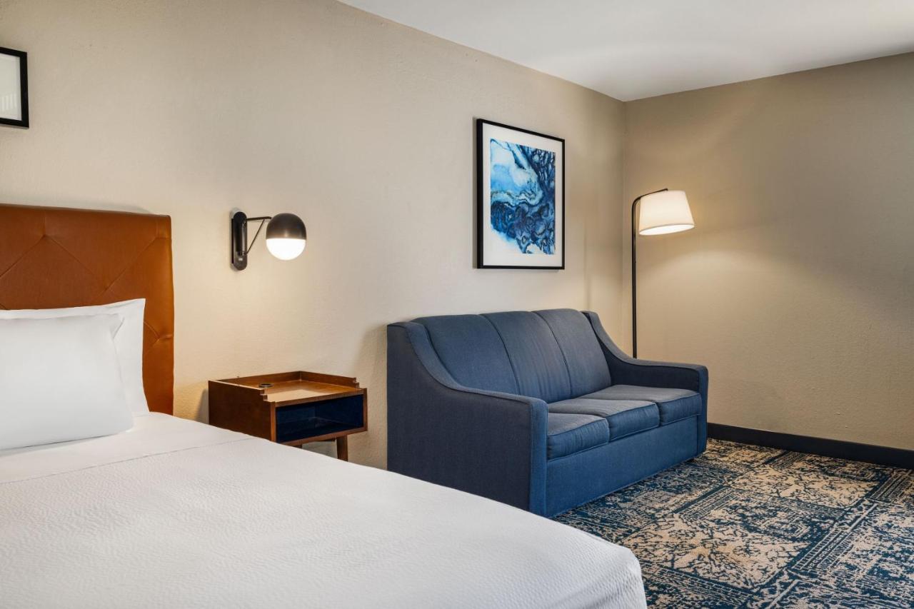Guest room, 2 Queen, Sofa bed, Low floor at Four Points by Sheraton Greensboro Airport