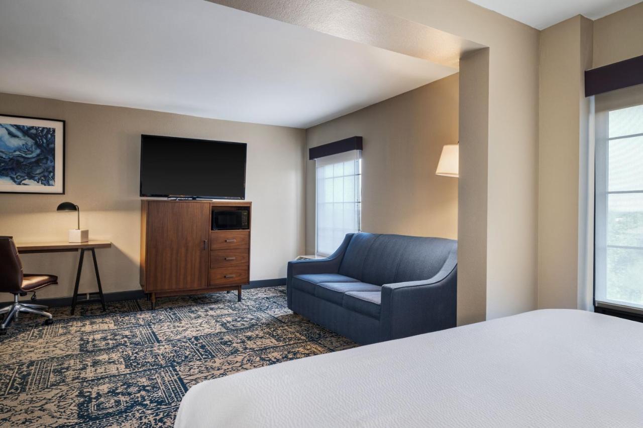 Executive Room, Larger Guest room, 1 King, Corner room at Four Points by Sheraton Greensboro Airport
