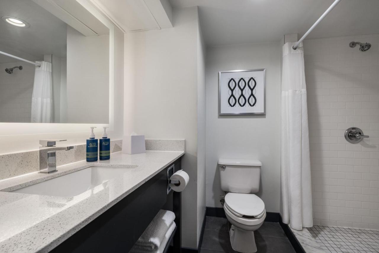 Executive Room, Larger Guest room, 1 King, Corner room at Four Points by Sheraton Greensboro Airport