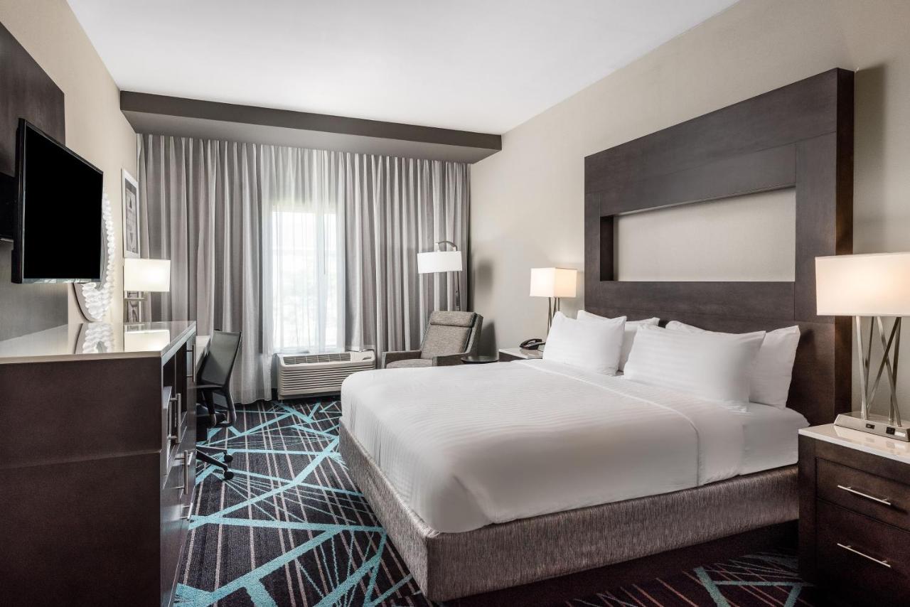 Leisure King Room - Non-Smoking at Holiday Inn Express & Suites Charlotte Airport by IHG