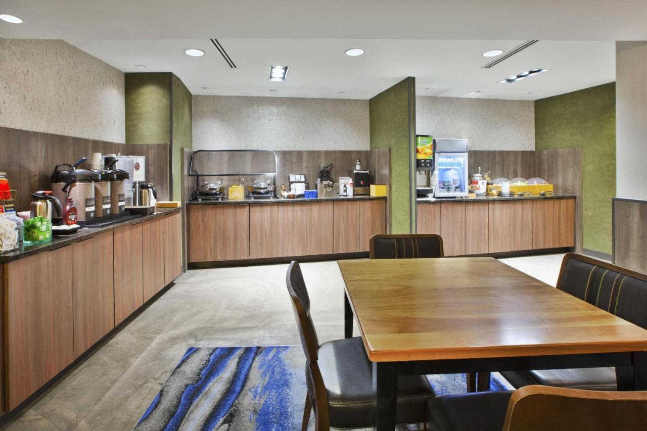 | Fairfield Inn & Suites by Marriott Milwaukee Downtown