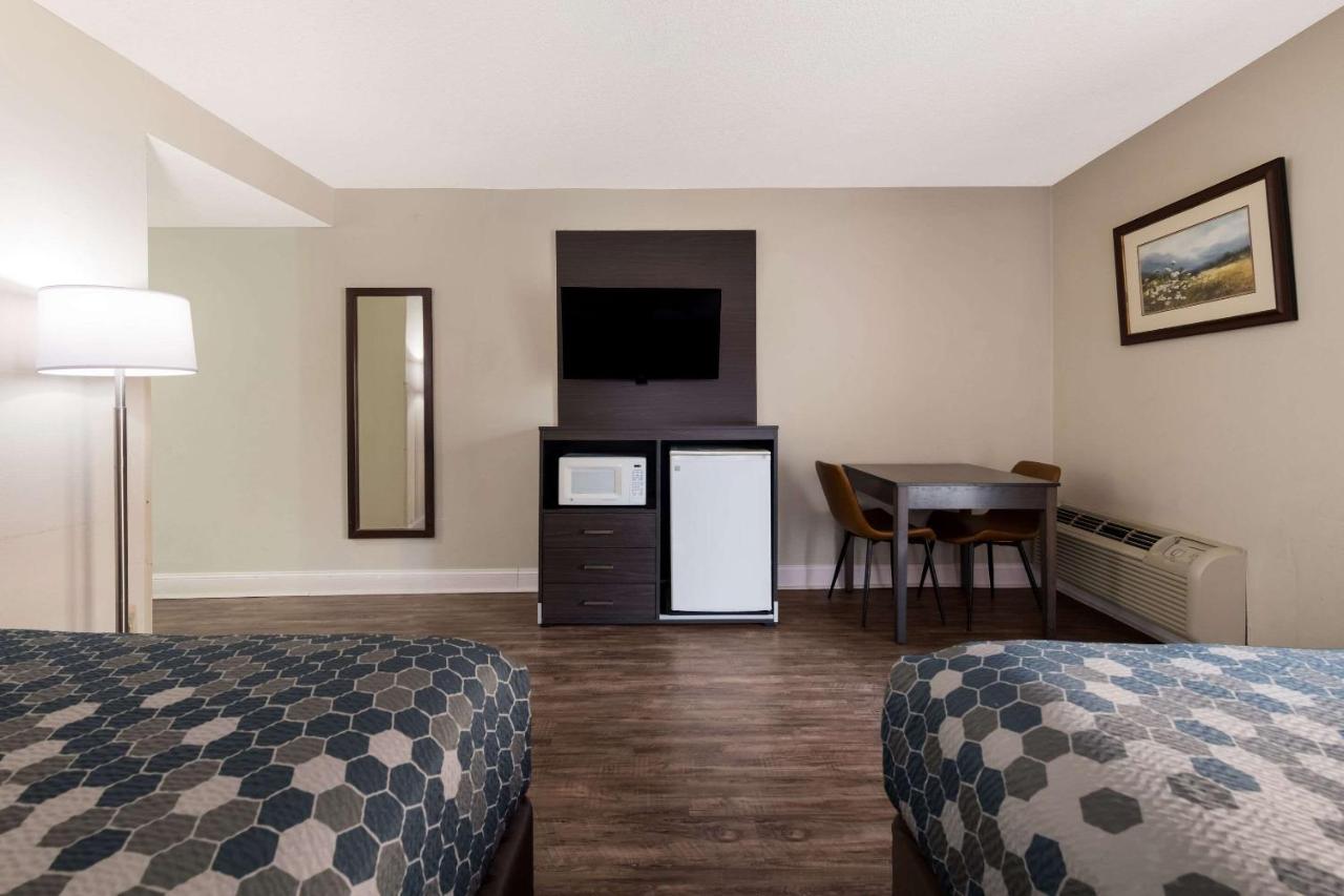 Queen Room with Two Queen Beds with River View- Non-Smoking at Econo Lodge Inn & Suites On The River