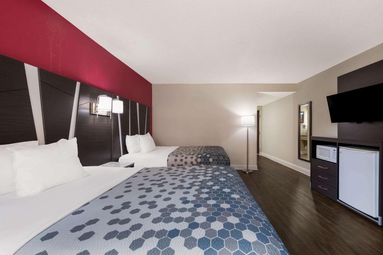 Queen Room with Two Queen Beds with River View- Non-Smoking at Econo Lodge Inn & Suites On The River